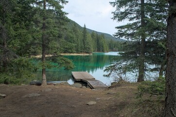 Fototapeta premium Lac de couleur émeraude avec son ponton vers Jasper 