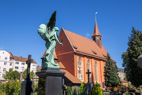 Engel auf dem St. Johannisfriedhof  in N&uuml;rnberg vor der Johannis Kirche