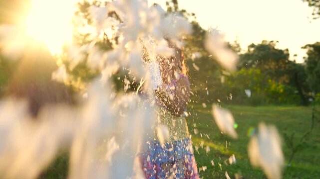 Niña latina juega con lata de espuma en parque al aire libre al atardecer ni&ntilde;a feliz y alegre sonriendo disfrutando de su infancia jugando en su ni&ntilde;ez