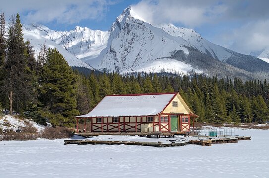 Maligne lake en hiver recouvert par la neige 