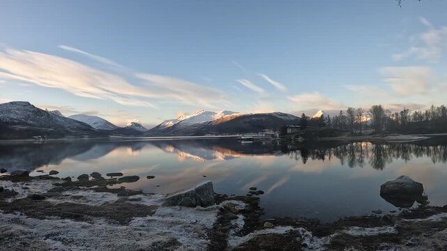 See mit Berglandschaft auf Senja in den Vesteralen Norwegen bei blauem Himmel im Winter