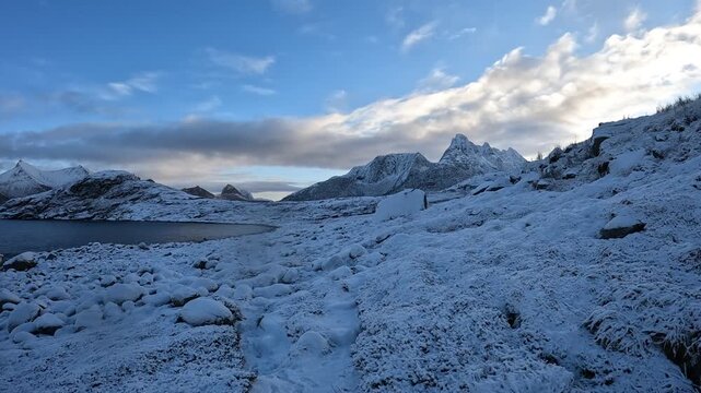 Winterlandschaft in der Sonne in Senjahopen auf Senja in Norwegen