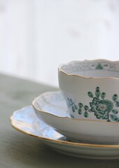 Vintage-Porzellan- und Glasgeschirr auf einem eleganten Esstisch	