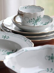 Vintage-Porzellan- und Glasgeschirr auf einem eleganten Esstisch	