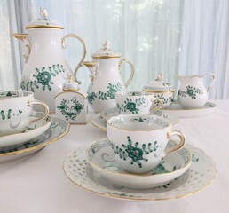 Vintage-Porzellan- und Glasgeschirr auf einem eleganten Esstisch	