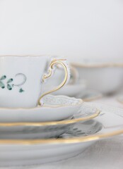 Vintage-Porzellan- und Glasgeschirr auf einem eleganten Esstisch	