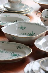 Vintage-Porzellan- und Glasgeschirr auf einem eleganten Esstisch	