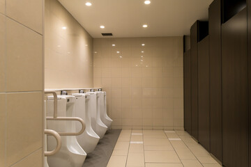 清潔感のある公共トイレの内装