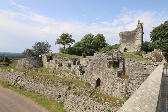 Vestiges du ch&acirc;teau de Domfront, village de Domfront en Poiraie, d&eacute;partement de l'Orne, France