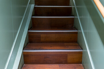 狭い通路に続く木製階段