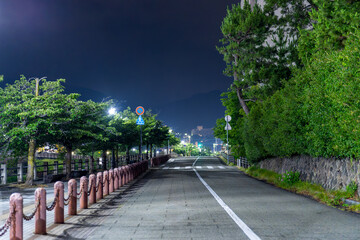 深夜の交差点と都市の雰囲気