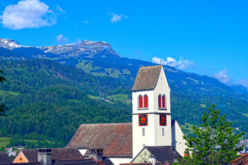 Fototapeta premium Katholische Pfarrkirche St. Oswald und Cassian in Sargans im Schweizer Kanton St. Gallen 