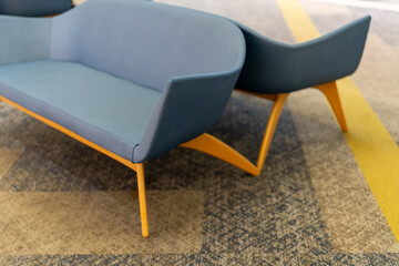 商業空間に合うブルーと木脚のソファ
