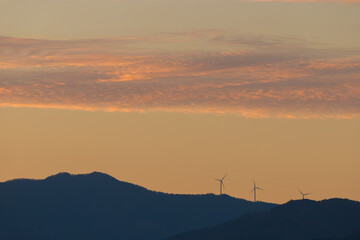朝焼けと風力発電のプロペラ（熊本県山都町）