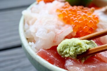 海鮮丼に添えられたわさびのクローズアップ写真