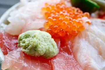 海鮮丼に添えられたわさびのクローズアップ写真