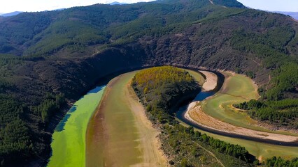 Aerial view of the Melero meander, formed by the Alag&oacute;n River near the town of Riomalo de Abajo. It is a natural area of great beauty that can be seen from the Antigua viewpoint. 