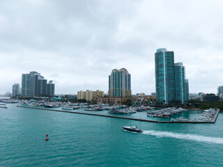 Fototapeta premium Aerial view of luxury yachts in Miami marina. Scenic panorama of boats and skyscrapers in Miami marina.
