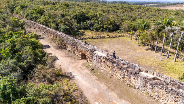 Vista a&eacute;rea do trecho existente dos antigos Bicames de Pedra, um hist&oacute;rico aqueduto que ligava Serra do Cara&ccedil;a a Brumado, levando &aacute;gua a parte baixa da localidade. Catas Altas, Minas Gerais, Brasil. 