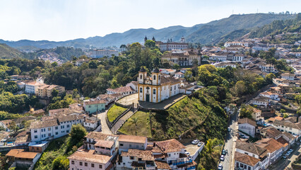 Obraz premium Igreja da Venerável Ordem Terceira de Nossa Senhora das Mercês e Perdões, centro histórico de Ouro Preto, Minas Gerais, Brasil. Uma vista aérea de drone. 