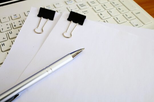 ビジネスイメージ　白紙のコピー用紙　書類の作成　ペーパーワーク　3:2