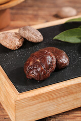 Obraz premium Fresh and Dried Shiitake Mushrooms on Slate Board - Premium Cooking Ingredients