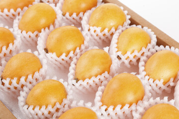 Fresh Loquat Fruits from Mengzi Yunnan Province China in Export Packaging Box