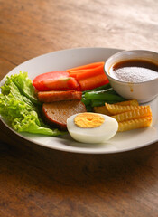 Healthy Choice Salad Solo is a light and refreshing post-exercise meal, made with fresh greens and colorful veggies to restore energy, hydration, and nutrients after workout.