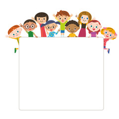 たくさんの子供達が大きな白いボードの上にいる
