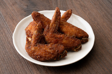 お皿に載せた手羽先の唐揚げ