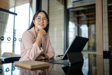 Obraz premium Portrait of a thoughtful businesswoman working in a modern office