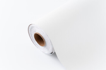 白い壁紙シートのロールのクローズアップ
