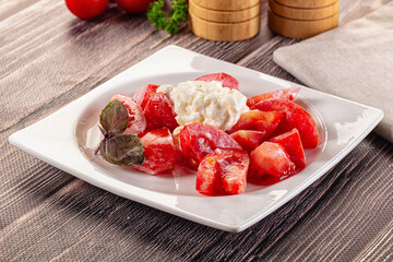 Salad with stracciatella and tomato