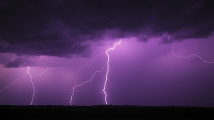 Naklejka premium Dramatic purple lightning illuminating a stormy night sky, capturing raw natural energy.