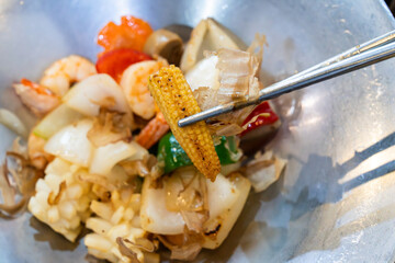 stir-fried seafood and vegetables