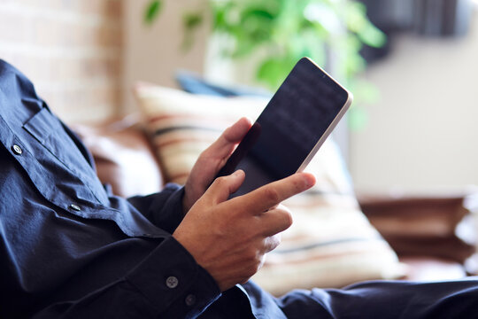 タブレット端末を操作する日本人シニア男性の手元 - Powered by Adobe