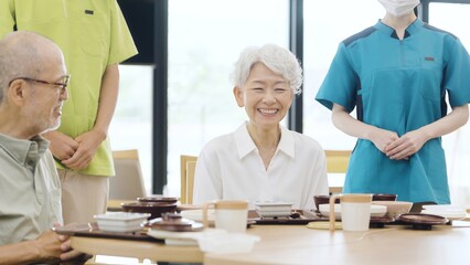 Obraz premium 介護施設で食事を待つ高齢者