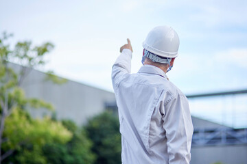 作業着を着た日本人シニア男性