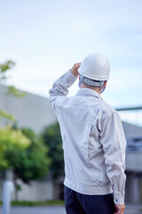 作業着を着た日本人シニア男性