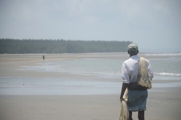 Traditional Fisherman with Fishing Net on the Shore of Cox&rsquo;s Bazar &ndash; Life by the Sea at the World&rsquo;s Longest Natural Beach in Bangladesh