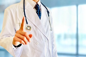 医療のポイントを伝える男性医者