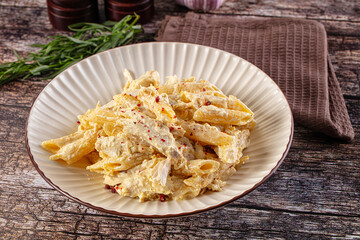 Creamy pasta Alfredo with chicken