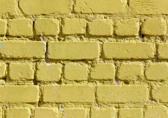 Obraz premium A yellow brick wall with a white line