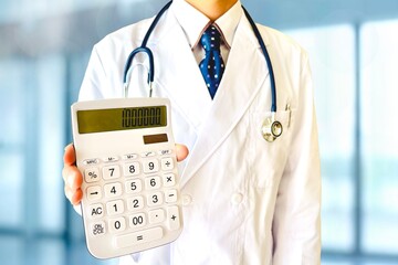 病院の費用の話をする男性医師