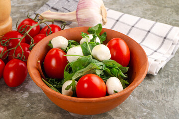 Salad with mozzarella and arugula