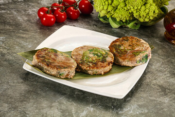 Roasted tuna medallion with broccoli