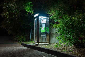 深夜の公衆電話ボックス