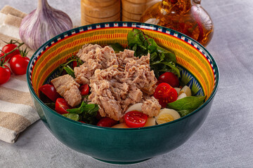 Green salad with canned tuna