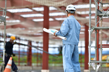 建築工事の点検を行う現場監督