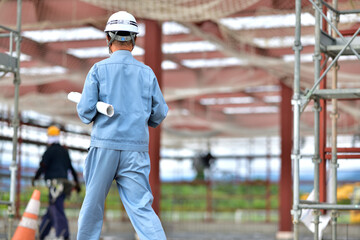 建築工事の点検を行う現場監督